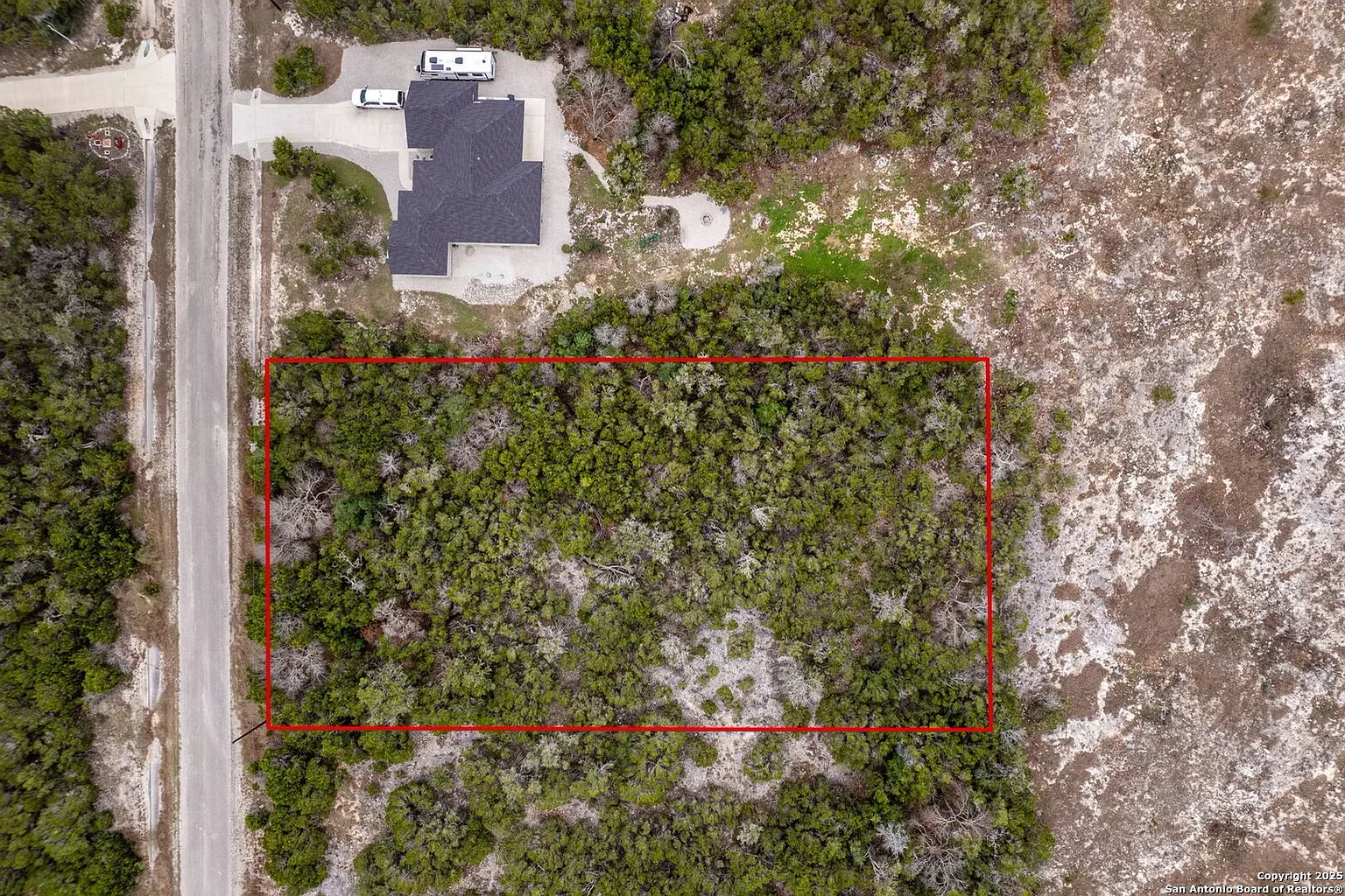 Aerial photograph of a building lot with its boundary marked